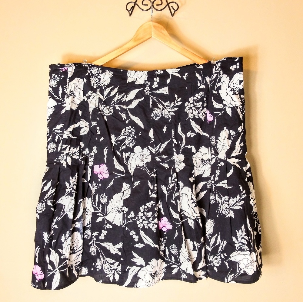OLD NAVY Plus sz 24 A-Line pleated floral skirt